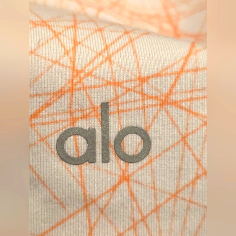 Alo Yoga Women's  Geometric Pattern Capri Leggings- Size Small- NWOT 🧡 - Picture 4 of 6